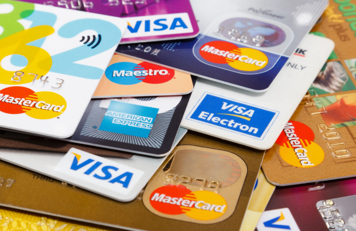 Bu il Azərbaycanda əcnəbilər bank kartları ilə 2,1 milyard manatlıq əməliyyat aparıb.