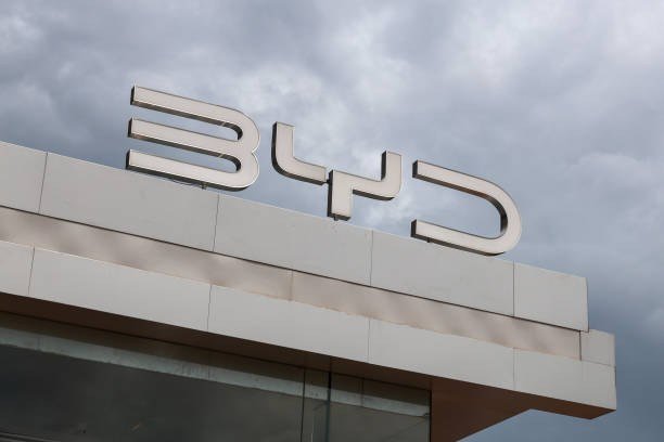 ÇİNDƏ NƏHƏNG ZAVOD TİKİLİR