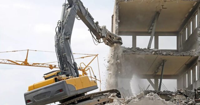 DAHA BİR BAZAR SÖKÜLÜR